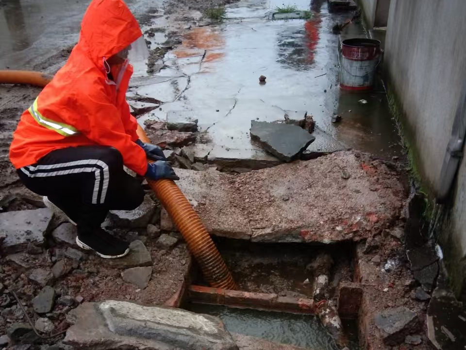 洛浦专业清理污水池 炜誉市政以规范流程守护城市 “肠道”