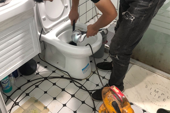 洛浦马桶堵塞自己疏通还是找师傅?专业上门服务让你省时更省心